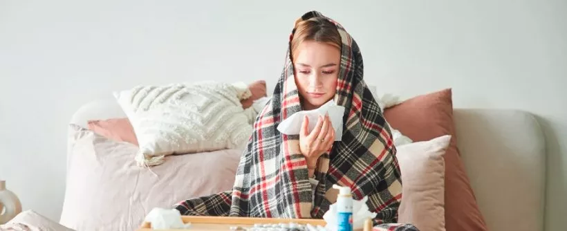 Почему опасно дышать над картошкой, ставить банки и есть слишком много чеснока: какие народные методы лечения могут навредить